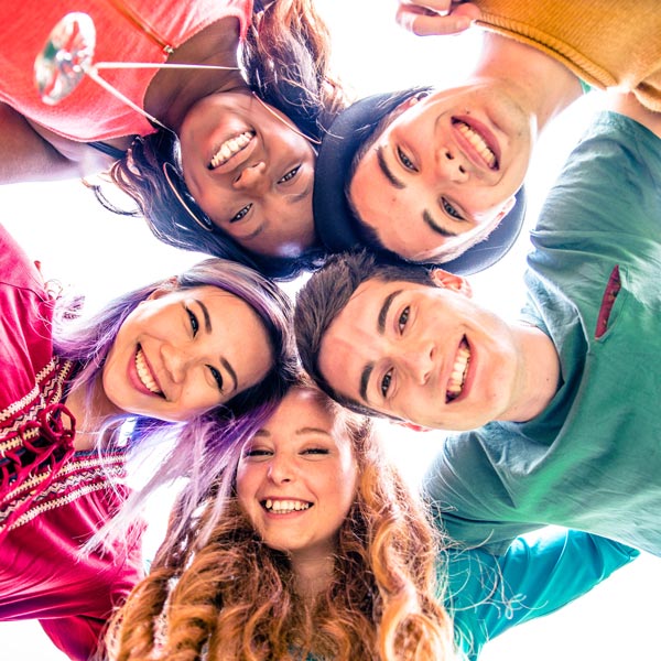 6004-Laughing-Friends